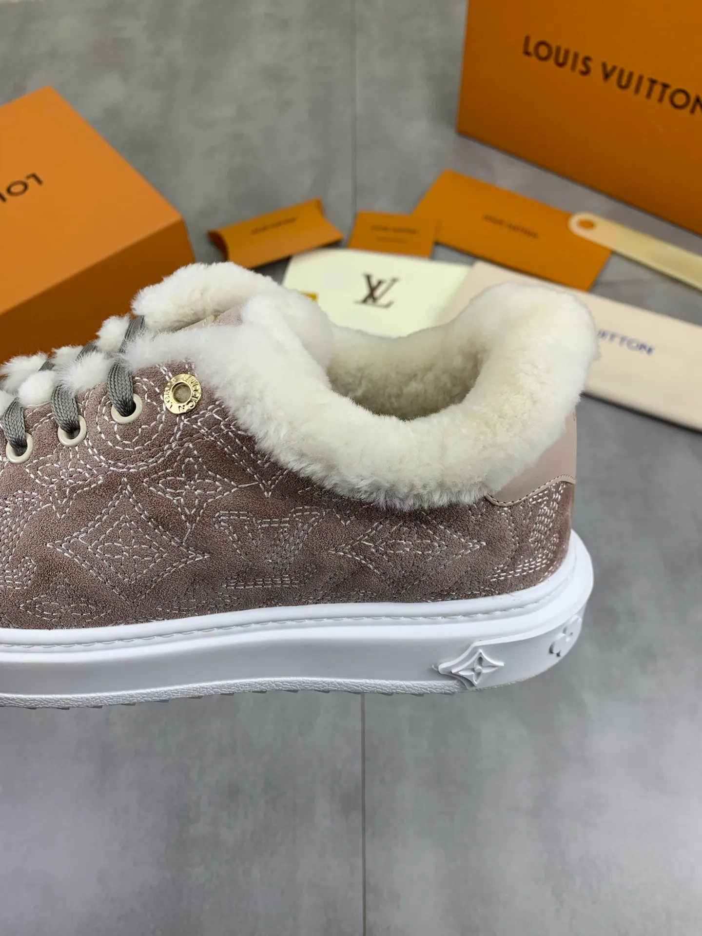 Factory price P740 Wool lining 💶 Top version [LOUIS VUITTON] Couple 🧑‍🤝‍🧑 Craftsman style Counter series (original order) New style 🍀LV Louis Vuitton - top version LV classic high-top trendy shoes! Made of imported original craft calfskin, original warm wool lining, and original wear-resistant, lightweight, high-end TPU outsole! High quality products! 3️⃣ colors available, code numbers: female 35-39, male 39-44 (female 40, male 45 46 customized)